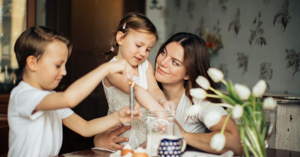 Mom playing with her two children https://www.autismparentingmagazine.com/parallel-play-in-autism/