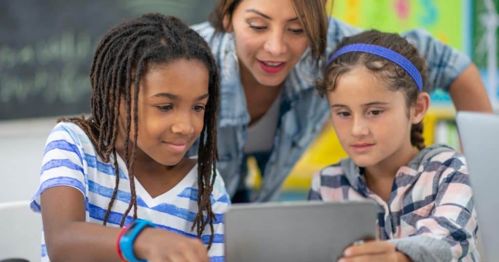 Students using a tablet in school https://www.autismparentingmagazine.com/assistive-technology-for-students-with-autism/