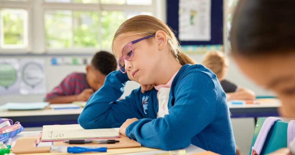 Little girl in class distracted 
https://www.autismparentingmagazine.com/autistic-child-struggling-in-school/