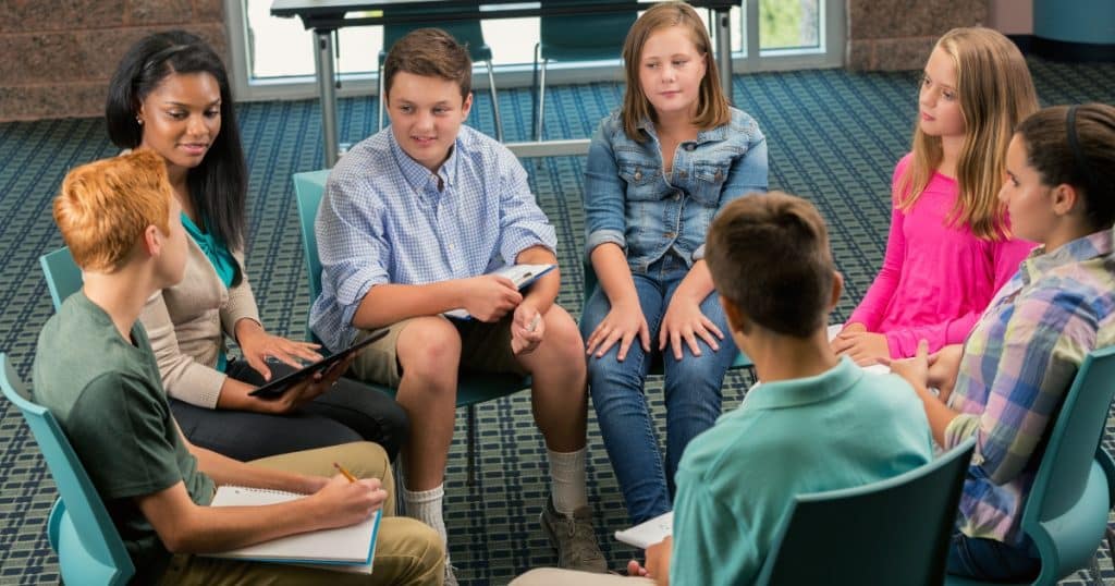 Teens in a social skills class https://www.autismparentingmagazine.com/social-skills-for-teens/